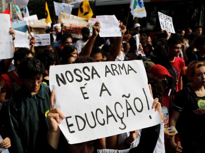 Governo suspende cronograma de implementação do Novo Ensino Médio