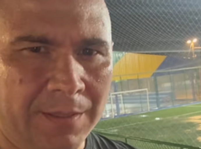 Sob chuva, Abílio flagra falhas e buracos em vistoria no campo sintético do Pedra 90