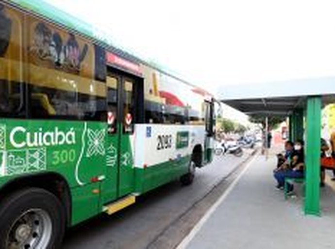 Motoristas de ônibus fazem greve, após atraso de pagamento em Cuiabá