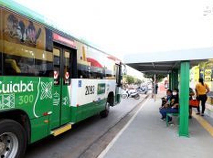 Motoristas de ônibus fazem greve, após atraso de pagamento em Cuiabá