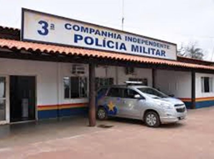 Homem de 37 espanca a mulher, chama policiais militares de ‘pretinhas’ e é preso em Santo Antônio do Leverger