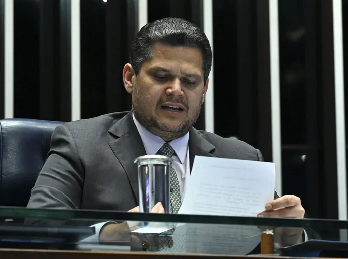 Alcolumbre é surpreendido e resiste à sabatina de Messias a curto prazo