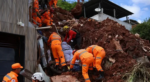 Chuva mata 55 pessoas e mobiliza oito frentes de resgate em Minas