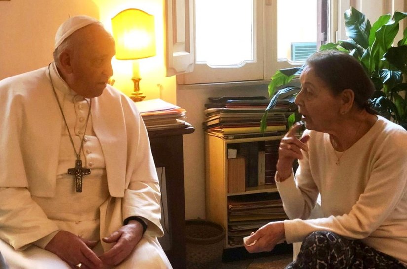 Papa faz visita surpresa à casa de sobrevivente do Holocausto