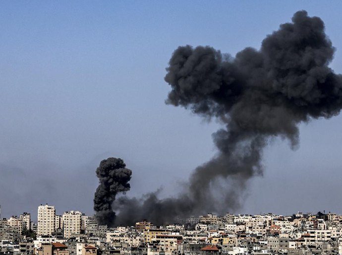 Israel ataca sul da Faixa de Gaza; Hamas pede que Egito abra passagem da fronteira