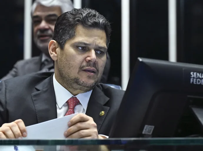 Após oposição ocupar plenário do Senado, Alcolumbre marca sessão remota