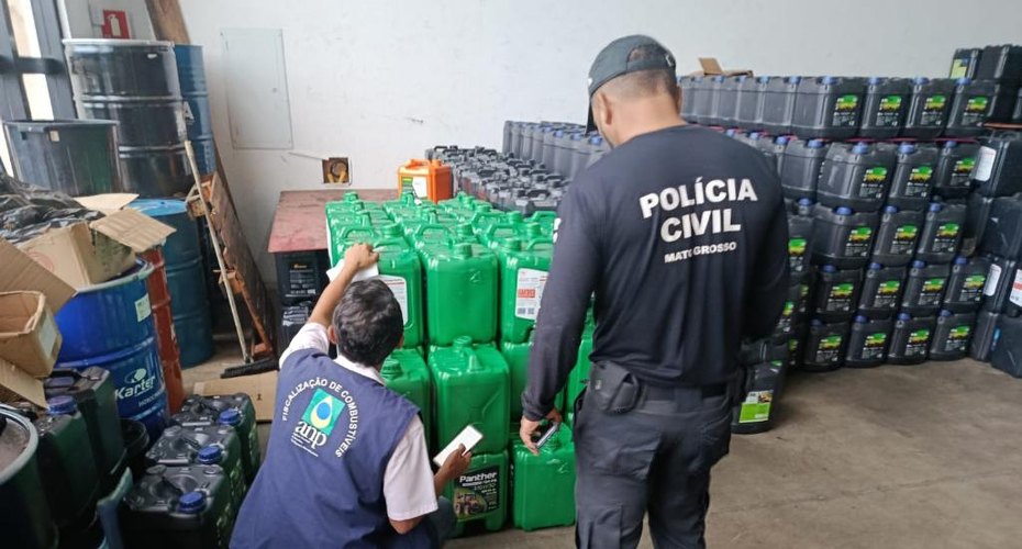 Polícia Civil e ANP apreendem mais de 2,6 mil litros de óleo lubrificante em distribuidora de Cuiabá