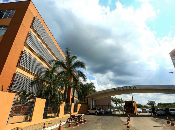 Anvisa autoriza testes de medicamento para pneumonia associada à covid