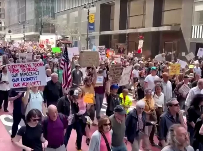 Manifestantes marcham em Nova York contra o governo Trump