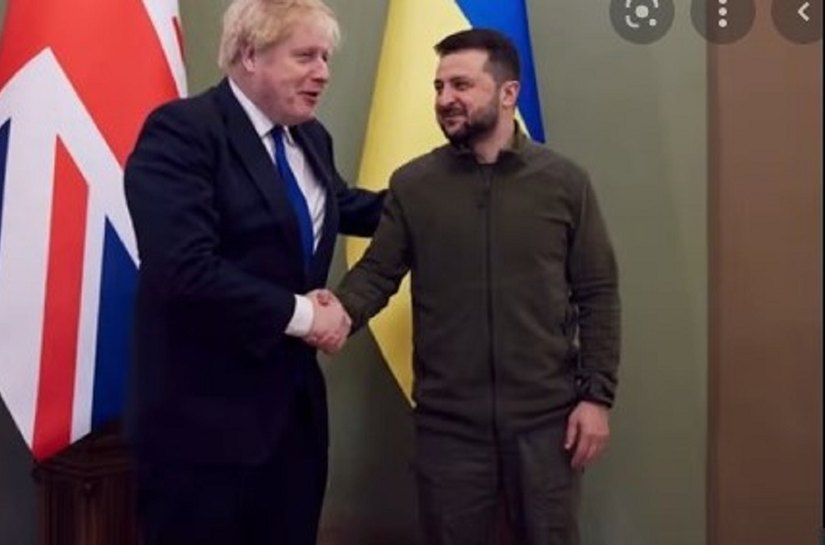 Boris Johnson encontra Zelensky em Kiev