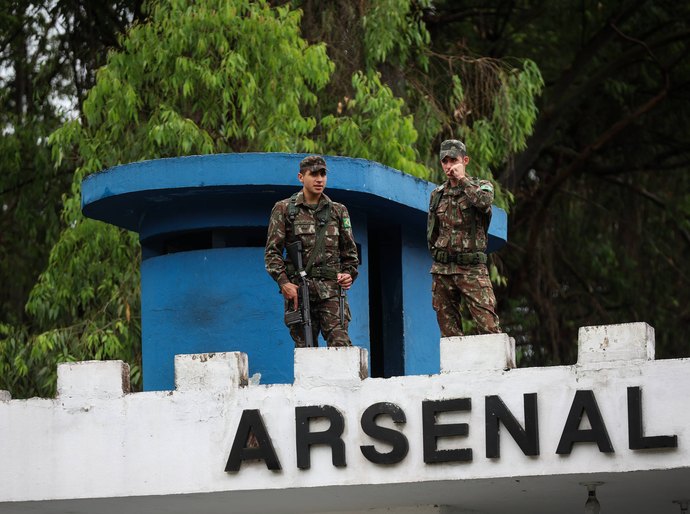 Exército já identificou suspeitos de facilitar furto de 21 metralhadoras de quartel