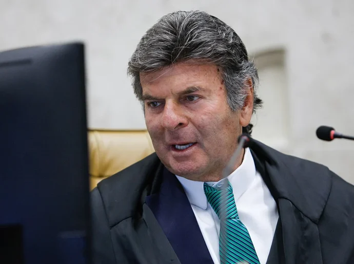 Fux confirma sessão extraordinária para analisar afastamento de Andrei