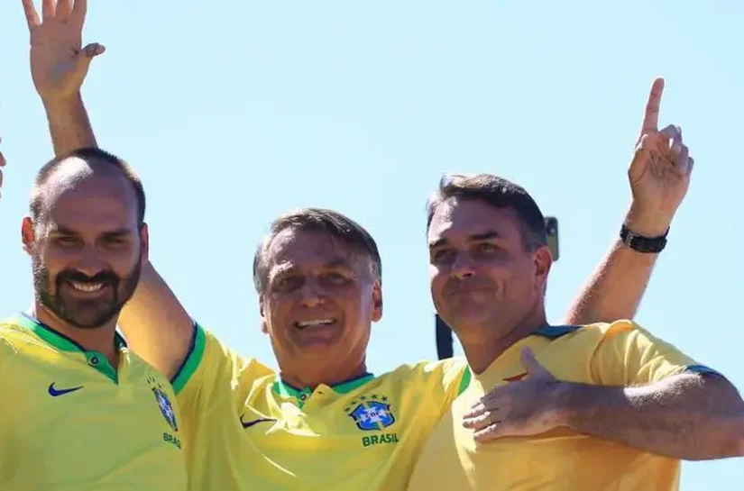 Direita brasileira procura novo líder após clã Bolsonaro 'se autodestruir', diz Financial Times