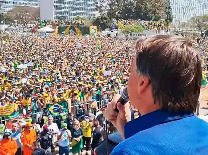 Veja Foto e Vídeo: Quem age fora da Constituição deve ser ‘enquadrado’ ou ‘pedir para sair’, diz Bolsonaro