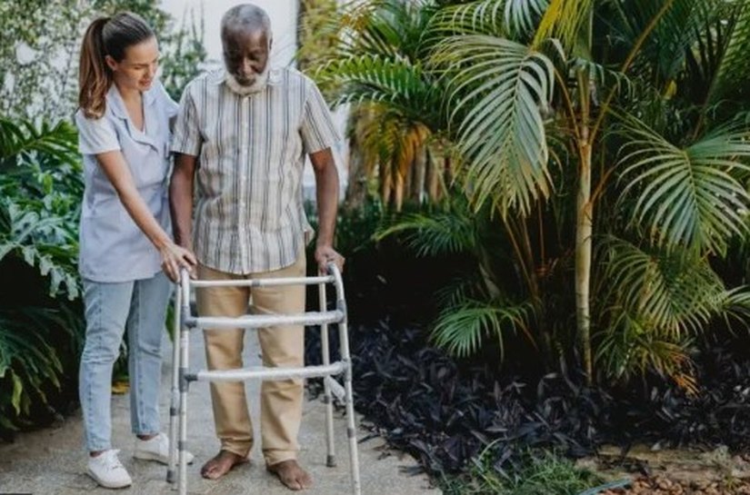 A crescente demanda por cuidadores de idosos em um Brasil cada vez mais velho: 'Fui trocar lâmpada e fiquei'