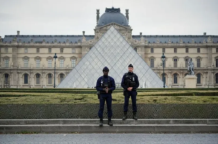 Quanto podem valer as joias roubadas do Louvre?