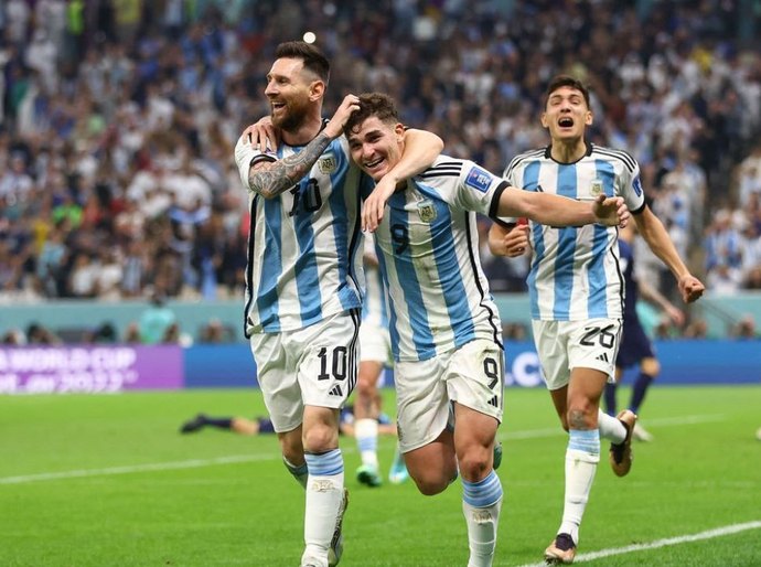Com brilho de Messi e Álvarez, Argentina chega à final da Copa
