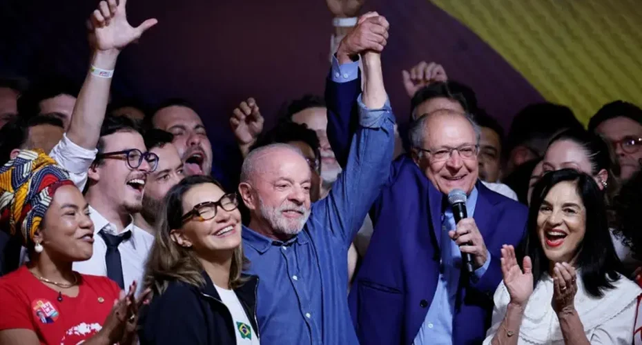Lula conquista virada inédita e terá quarto mandato como presidente do Brasil: 'Vamos ter que regular as plataformas digitais'