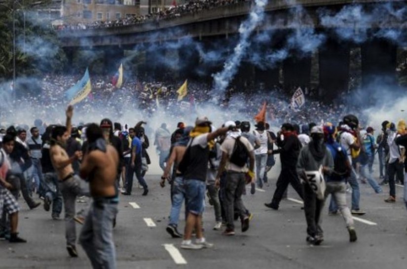 Manifestantes protestam em Caracas após vitória de Maduro ser declarada