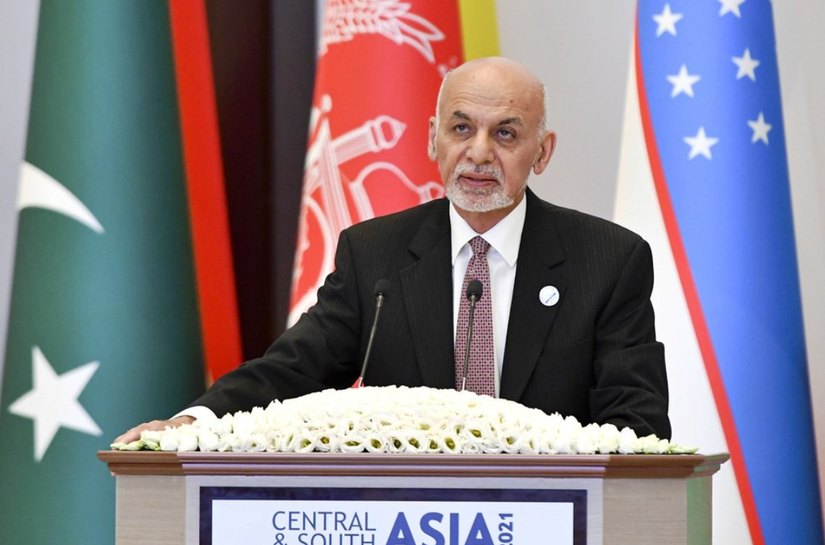 Presidente do Afeganistão deixa o país