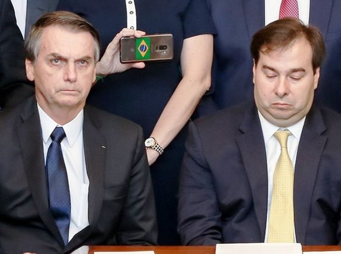 Maia chama Bolsonaro de 'mentiroso' e desiste de votar 13º do Bolsa Família