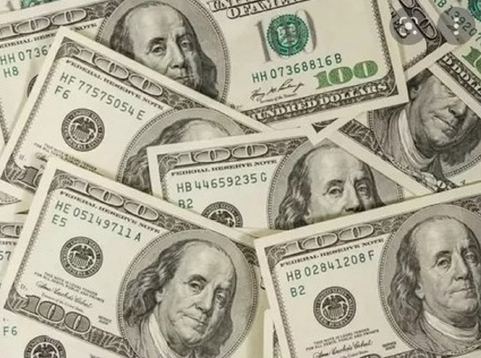 Por que o dólar está caindo tanto mesmo com guerra e crise econômica