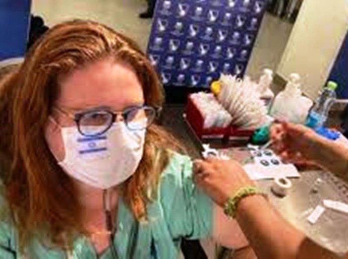 'Tomei vacina menos de 24h depois do primeiro-ministro', diz brasileira em Israel