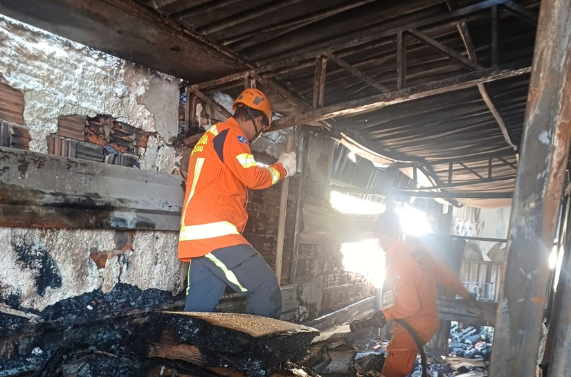 Corpo de Bombeiros combate incêndio de grandes proporções em estabelecimento comercial