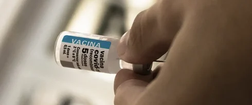 Após cinco anos de vacinação, covid recua, mas ainda preocupa