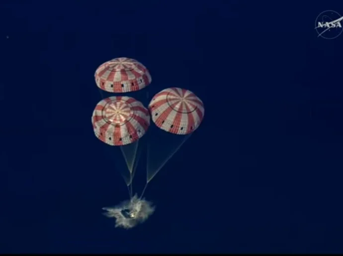 Artemis 2: cápsula com astronautas pousa no mar após reentrada na Terra; o que acontece agora