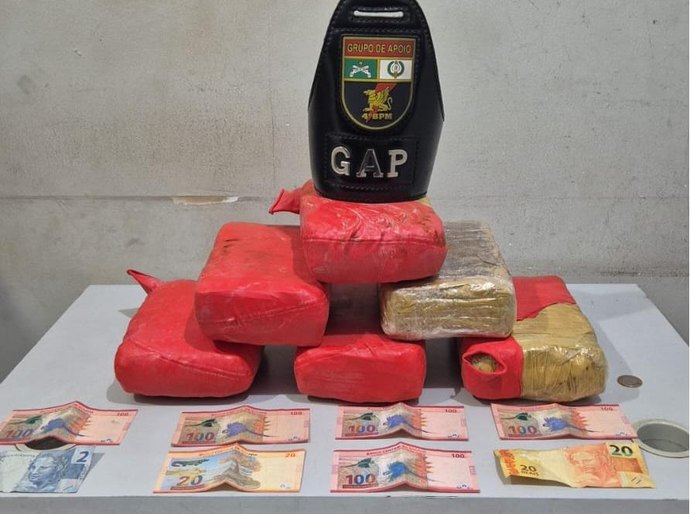 Polícia Militar prende homem por tráfico de drogas e apreende tabletes de maconha