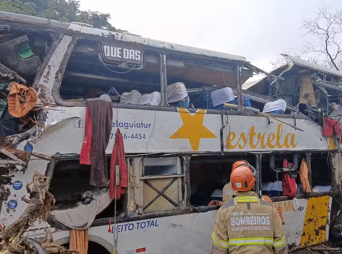 Nove morrem em tombamento de ônibus em Petrópolis