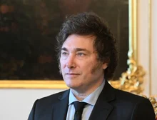 Milei endurece regras de imigração na Argentina; turistas terão que ter seguro saúde e universidades podem começar a cobrar