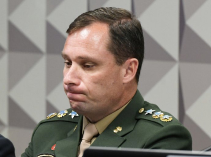 Mauro Cid vai confessar que Bolsonaro mandou vender joias e recebeu dinheiro vivo, diz advogado