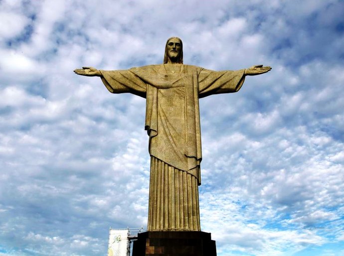 Cristo recebe iluminação para incentivar vacinação contra a covid-19