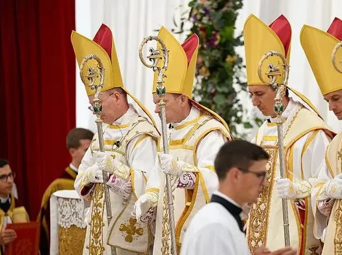 Papa excomunga bispos de grupo católico que reza missa em latim e com padre de costas: como é o movimento no Brasil