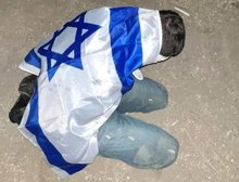 Soldados israelenses postam fotos de presos palestinos sendo humilhados