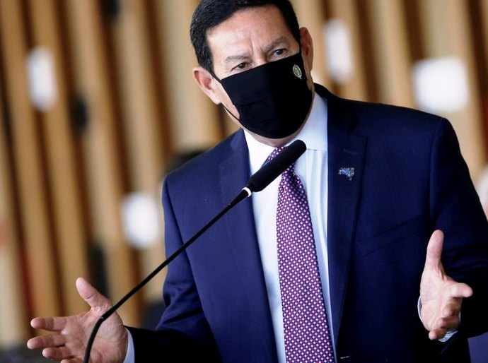 Mourão defende aprimoramento e manutenção do auxílio emergencial