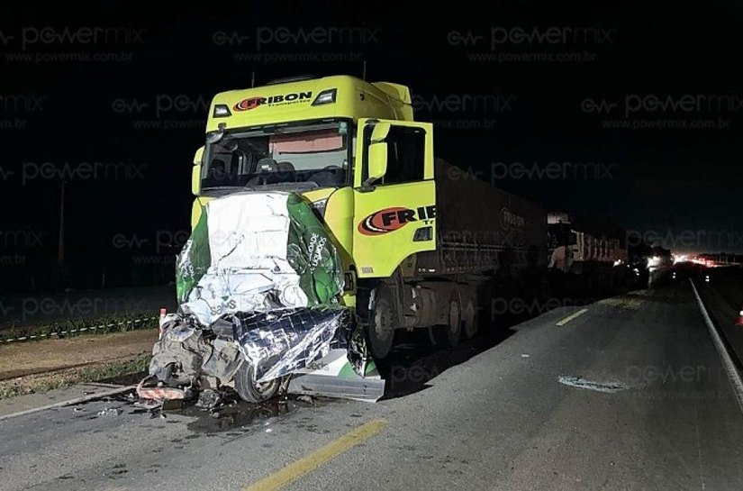 Carro vira “lata de sardinha” após ser engolido por carreta na BR-163; motorista morreu na hora