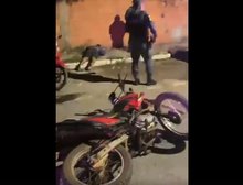 Homem com moto furtada em Cuiabá tenta fugir da PM em Cuiabá, bate em veículo, mas, acaba preso