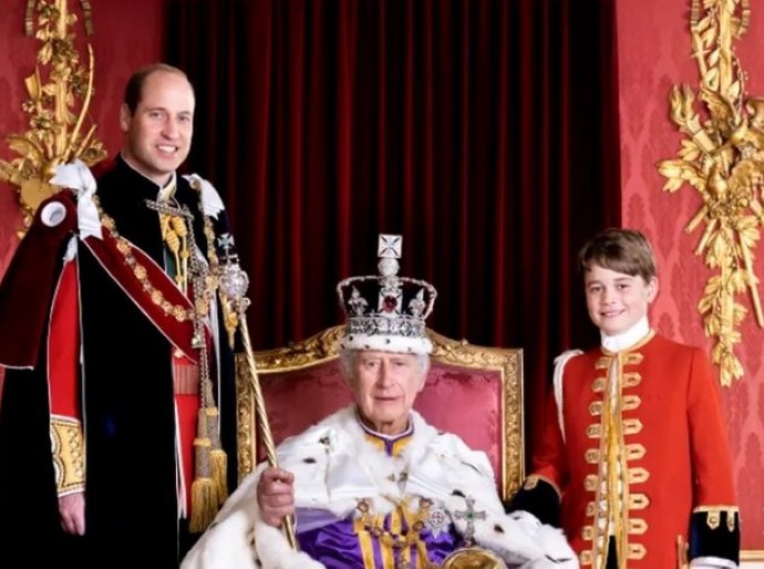Foto de Charles III coroado ao lado de sucessores mostra futuro da monarquia britânica
