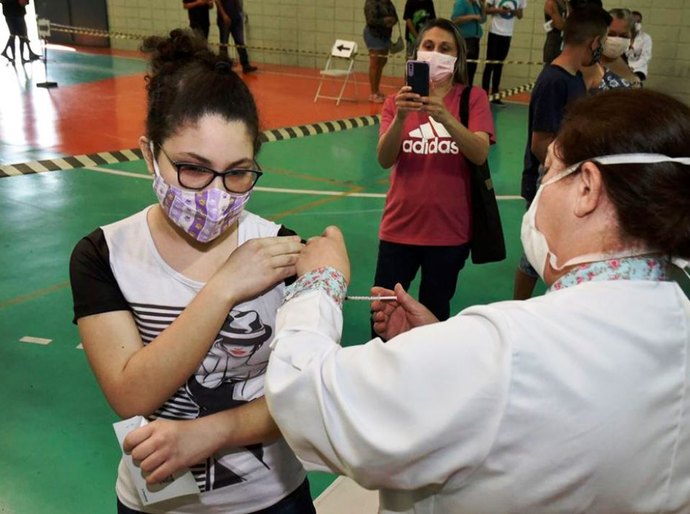 Brasil supera marca de 90% da população-alvo vacinada com a 1ª dose