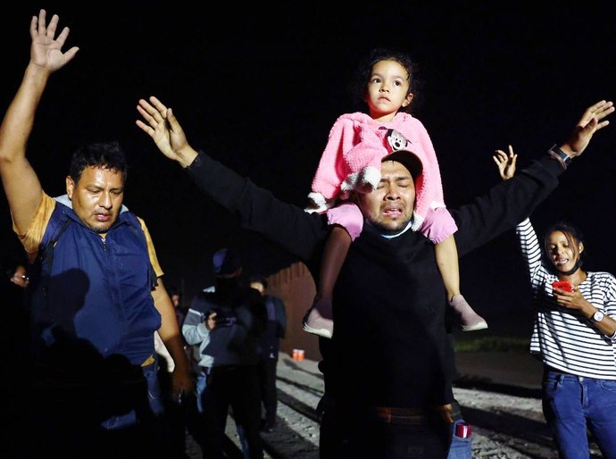 Decisão dos EUA de manter expulsões de migrantes quentes agrava o limbo fronteiriço