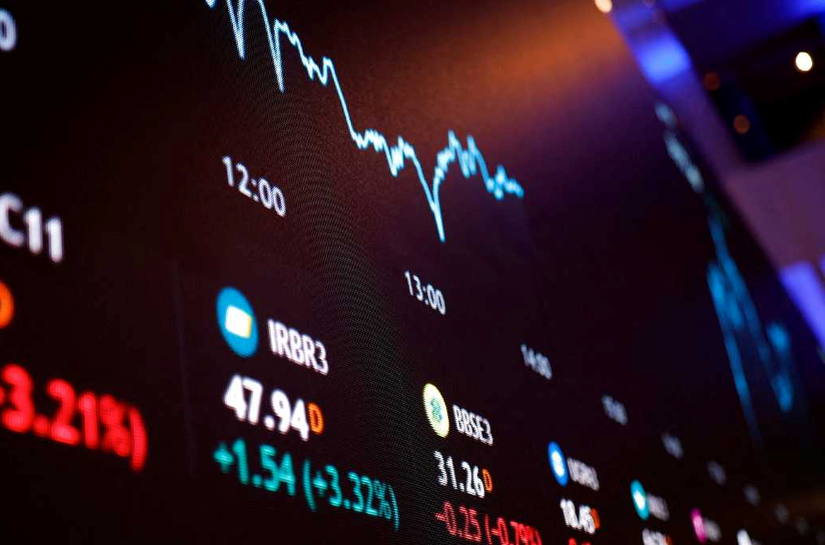 Dólar vai a R$ 5,21 e Ibovespa tem 9ª queda seguida à espera de pesquisa eleitoral