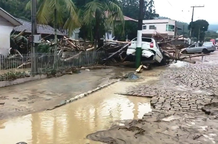 Sobe para 15 o número de mortos após tempestade em Santa Catarina