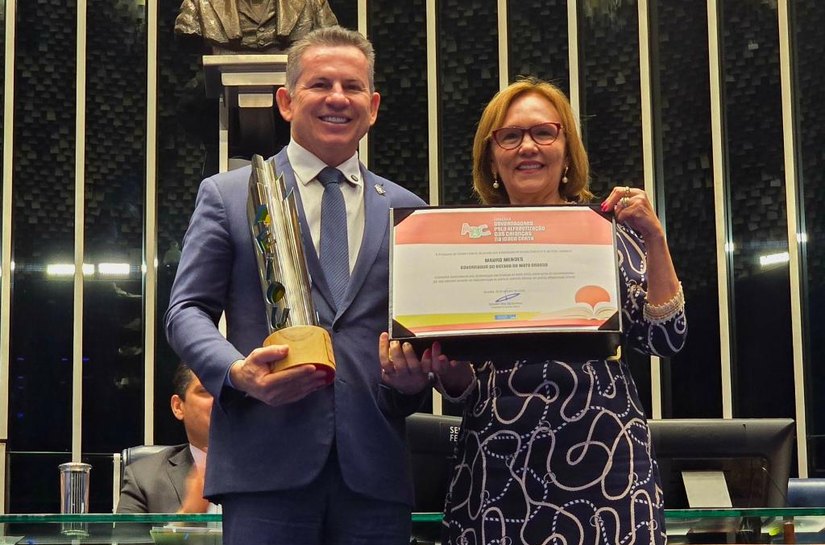 Mauro Mendes recebe Comenda do Senado por avanço na alfabetização infantil em MT