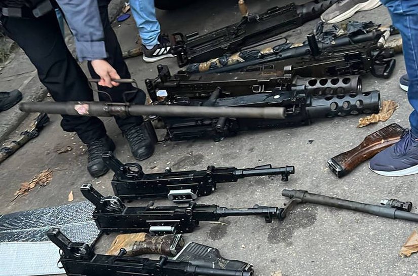 Metralhadoras furtadas do Exército encontradas pela polícia em São Roque, interior de SP, estavam escondidas em lamaçal
