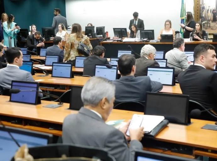 CCJ da Câmara aprova projeto que proíbe uso de celulares em sala de aula