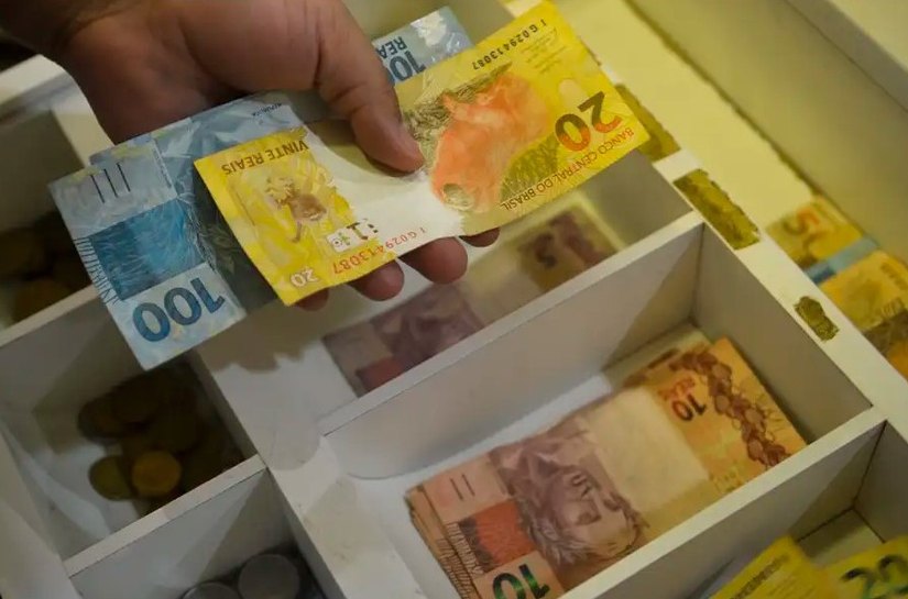 Salário mínimo de R$ 1.412 entra em vigor nesta segunda-feira
