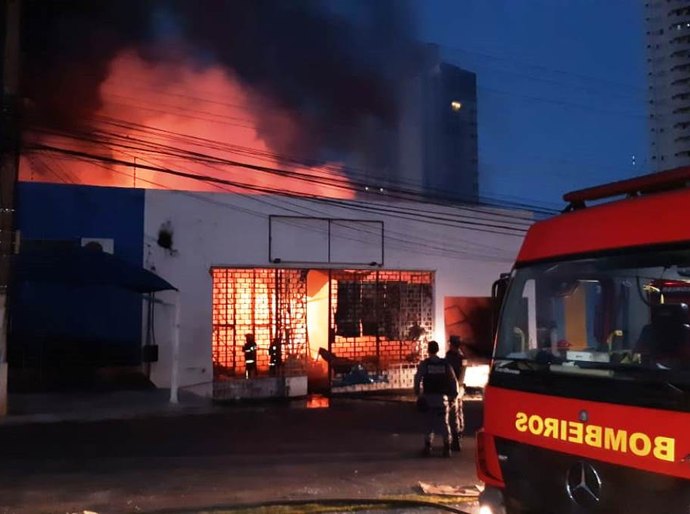 Veja Fotos e Vídeo: Incêndio na madrugada destrói as lojas Dia de Festa e Speed Pneus, em Cuiabá